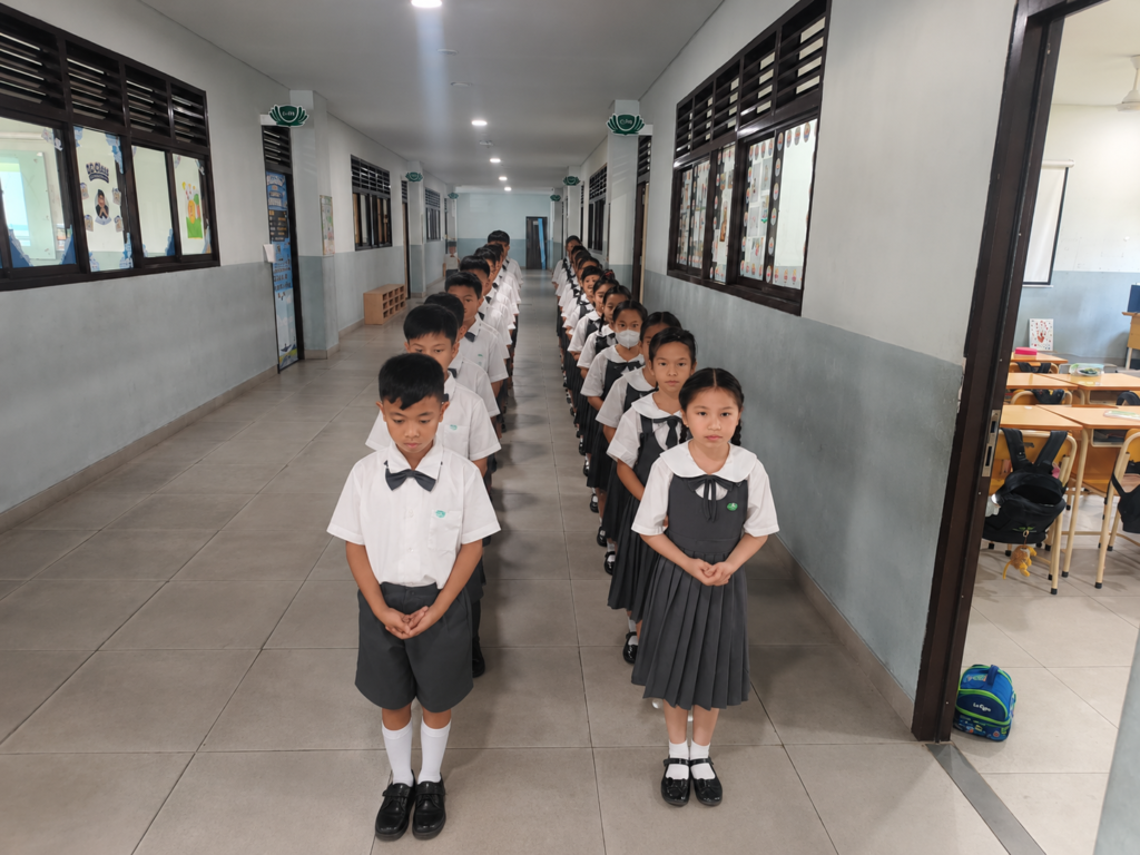 Siswa berbaris rapi sebelum mencuci tangan
