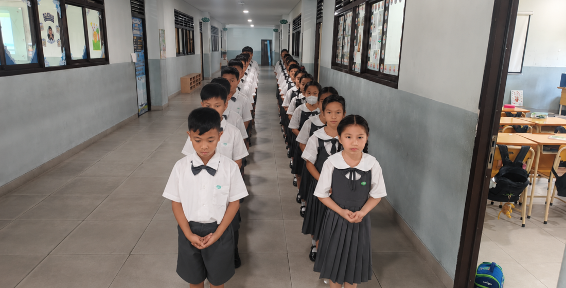Siswa berbaris rapi sebelum mencuci tangan