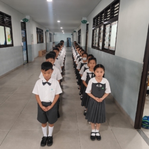 Siswa berbaris rapi sebelum mencuci tangan